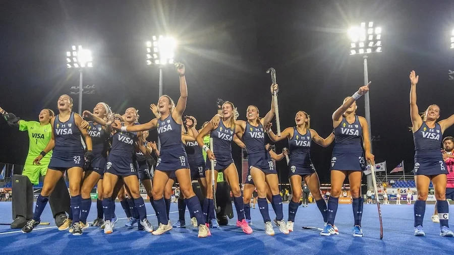 Dutch dominance, a Chinese hat-trick and a combative Argentina: semi-finals set in Santiago